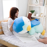 すやすや眠る「ポッチャマ」の巨大ぬいぐるみ登場―このサイズ感と愛くるしさ…抱きしめずにはいられない！
