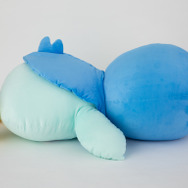 すやすや眠る「ポッチャマ」の巨大ぬいぐるみ登場―このサイズ感と愛くるしさ…抱きしめずにはいられない！