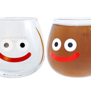 丸い底面でスライムの“ゆらゆら”を再現！いろんな飲み物を入れたくなる『ドラクエ』新作グラス登場