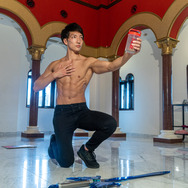 新作フリー素材「異世界転生マッチョ」のインパクトが凄まじい！剣と筋肉の世界で、1人のマッチョが魔王退治