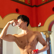 新作フリー素材「異世界転生マッチョ」のインパクトが凄まじい！剣と筋肉の世界で、1人のマッチョが魔王退治