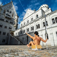 新作フリー素材「異世界転生マッチョ」のインパクトが凄まじい！剣と筋肉の世界で、1人のマッチョが魔王退治