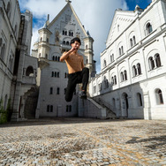 新作フリー素材「異世界転生マッチョ」のインパクトが凄まじい！剣と筋肉の世界で、1人のマッチョが魔王退治