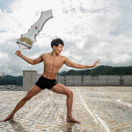 新作フリー素材「異世界転生マッチョ」のインパクトが凄まじい！剣と筋肉の世界で、1人のマッチョが魔王退治