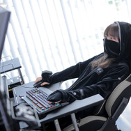 人をダメにする「ゲーミング着る毛布」が今年も販売開始！内部にヒーターを搭載したモデルで芯から暖まろう