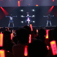 箱の中にただ一人いる月ノ美兎は、暗い会場を照らす月の光 「月ノ美兎は箱の中」ライブレポート