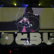 箱の中にただ一人いる月ノ美兎は、暗い会場を照らす月の光 「月ノ美兎は箱の中」ライブレポート