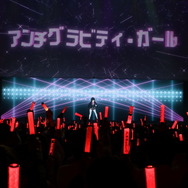 箱の中にただ一人いる月ノ美兎は、暗い会場を照らす月の光 「月ノ美兎は箱の中」ライブレポート