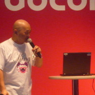 【TGS2009】NTTドコモ内のハドソンブースで高橋名人に会える！写真撮影や握手もOK！