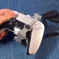 左手は添えるだけ…個人制作によるPS5コントローラー用「片手操作アタッチメント」が登場