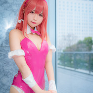 桜沢墨（バニーガールver.）『彼女、お借りします』／モデル：ことね、撮影：Jon