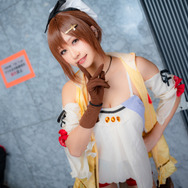 ライザ『ライザのアトリエ』／モデル：白銀みや、撮影：Jon