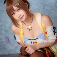 ライザ『ライザのアトリエ』／モデル：白銀みや、撮影：Jon