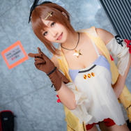 ライザ『ライザのアトリエ』／モデル：白銀みや、撮影：Jon