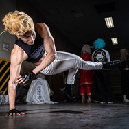 『ザ・キング・オブ・ファイターズ』二階堂紅丸／モデル：AKIHITO、ジョー・ヒガシ／デレゴリ／撮影：乃木章