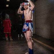 『ザ・キング・オブ・ファイターズ』二階堂紅丸／モデル：AKIHITO、ジョー・ヒガシ／デレゴリ／撮影：乃木章