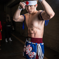 『ザ・キング・オブ・ファイターズ』二階堂紅丸／モデル：AKIHITO、ジョー・ヒガシ／デレゴリ／撮影：乃木章