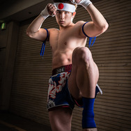 『ザ・キング・オブ・ファイターズ』二階堂紅丸／モデル：AKIHITO、ジョー・ヒガシ／デレゴリ／撮影：乃木章