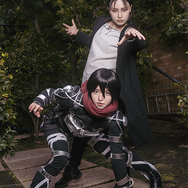 ミカサ・アッカーマン、エレン・イェーガー『進撃の巨人』／モデル：凸守たかね、凸守かのえ