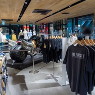 ユニクロ「FF35周年UT」コラボ、フォトレポート！限定の「コンプリートボックス」や『FF7R』でクラウドが乗ったバイク原寸展示まで