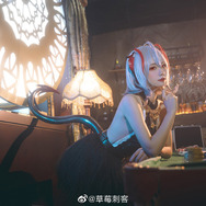 W『アークナイツ』／モデル：草莓