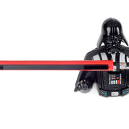 ダース・ベイダーがWiiのセンサーバーを構える！－夢のコラボが実現