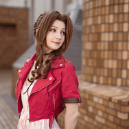 エアリス『ファイナルファンタジーVII リメイク』／モデル：ada、撮影：乃木章