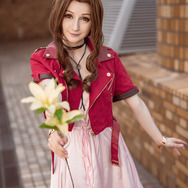 エアリス『ファイナルファンタジーVII リメイク』／モデル：ada、撮影：乃木章