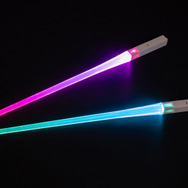 食卓でもゲーム愛を表現！光る「ゲーミング箸」が販売開始