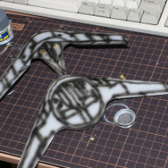 『エースコンバット』コトブキヤ1/144「X-49 ナイトレーベン」プラモデルレビュー!巨大で特異なフォルムを体感出来る魅惑のキットで「挟まっちまった」も試した