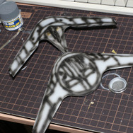 『エースコンバット』コトブキヤ1/144「X-49 ナイトレーベン」プラモデルレビュー!巨大で特異なフォルムを体感出来る魅惑のキットで「挟まっちまった」も試した