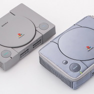 まるで本物!初代PlayStationを“原寸大”で再現した「マルチポーチ」登場
