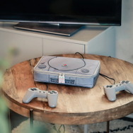 まるで本物!初代PlayStationを“原寸大”で再現した「マルチポーチ」登場