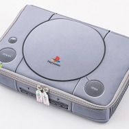 まるで本物!初代PlayStationを“原寸大”で再現した「マルチポーチ」登場