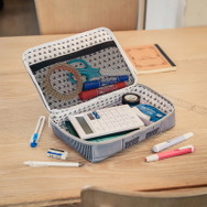 まるで本物!初代PlayStationを“原寸大”で再現した「マルチポーチ」登場