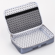 まるで本物!初代PlayStationを“原寸大”で再現した「マルチポーチ」登場