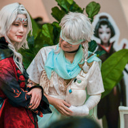 写真家ジョゼフ(血の剣の衣装) /papi子 @papipiry、占い師(ホワイト衣装) /みちや @michiya0217