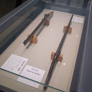 『モンハン』原寸大で「狐刀カカルクモナキ」を再現したら、約150kgに！「堺市」コラボ展示でハンターの凄さを実感