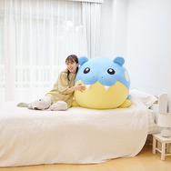 触るとひんやり気持ちいい！愛くるしさが堪らない『ポケモン』「タマザラシ」の等身大ぬいぐるみ発売