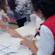 『ライブアライブ』愛に溢れたビックカメラ新宿東口店！プロデューサー時田貴司氏一日店長就任＆サイン会レポート