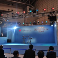 【東京モーターショー2009】鈴木亜美、トヨタ「X“202”」とのコラボレーション曲を披露