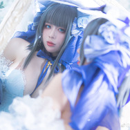 チェシャー(ハイネス・イン・ホワイト)『アズールレーン』/モデル:阿九、撮影:教主Shadow(Weibo:@教主Shadow)