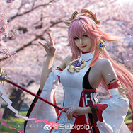 八重神子『原神』/モデル:NEKO九少、撮影:三国bigbig(Weibo:三国bigbig)