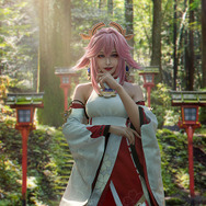 八重神子『原神』/モデル:NEKO九少、撮影:三国bigbig(Weibo:三国bigbig)