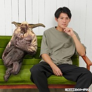 『モンライズ：サンブレイク』より「激昂ラージャン 睡眠状態クッション」が予約受付中！抱き枕や置物としてもピッタリ