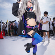 ぞん子「ZONeエナジー」ブース／モデル：猫田あしゅ、撮影：乃木章