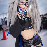 ぞん子「ZONeエナジー」ブース／モデル：猫田あしゅ、撮影：乃木章