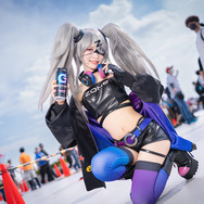 ぞん子「ZONeエナジー」ブース／モデル：猫田あしゅ、撮影：乃木章