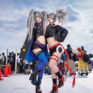 ぞん子「ZONeエナジー」ブース／モデル：猫田あしゅ・本田夕歩、撮影：乃木章