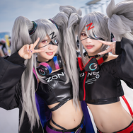 ぞん子「ZONeエナジー」ブース／モデル：猫田あしゅ・本田夕歩、撮影：乃木章